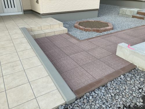 物置までの通路に赤系の平板