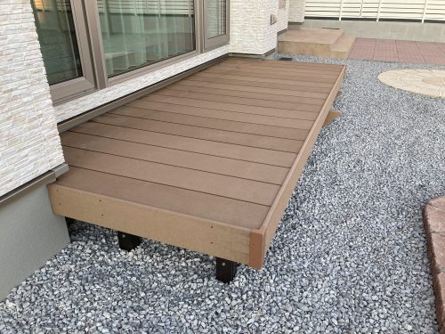 履き出し窓の前の樹脂デッキ