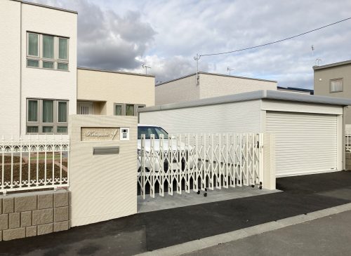 駐車場入り口、アルシャインゲート