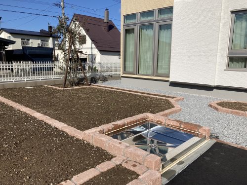 ブロックで仕切られた広い果樹園