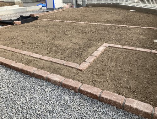 ブロックで仕切った果樹園