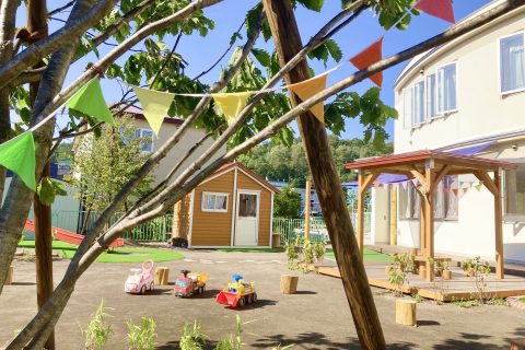 園舎の周りに広がる園庭