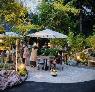夕方の景。ライトアップした庭園がお客様をお迎えしてくれています。