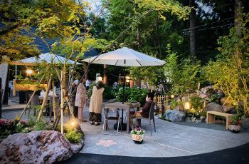 夕方の景。ライトアップした庭園がお客様をお迎えしてくれています。
