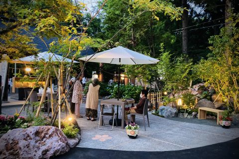 夕方の景。ライトアップした庭園がお客様をお迎えしてくれています。